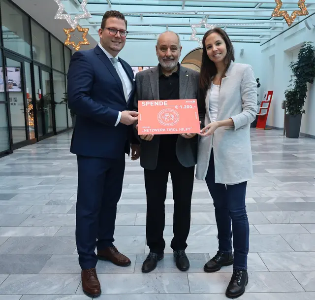 Fachgruppenobmann Bernhard-Stefan Müller (links) und Geschäftsführerin Sonja Falch bei der Übergabe des Spendenschecks an Netzwerkkoordinator Herbert Peer. | Foto: WKT
