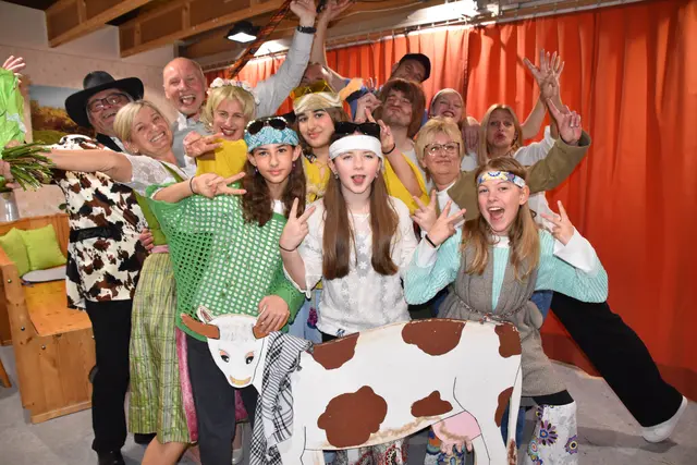 Die Schauspielerinnen und Schauspieler der Schoagabühne hatten ihren Spaß auf und hinter der Bühne. | Foto: Michael Strini