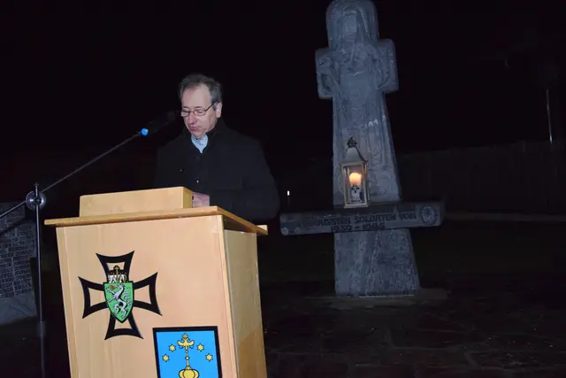 Wortgottesdienstleiter Franz Deutschmann mit seinen Gedanken aus christlicher Sicht | Foto: MeinBezirk/Josef Strohmeier