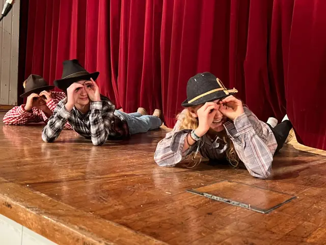 Mit humorvollen Szenen, viel Musik und liebevollem Schauspiel ließen die Jungmusiker der Ortsmusikkapelle Elixhausen beim traditionellen Weihnachts-Kasperltheater die Kinderherzen höher schlagen – ein Fixpunkt im Elixhausener Heiligabend. | Foto: OMK Elixhausen