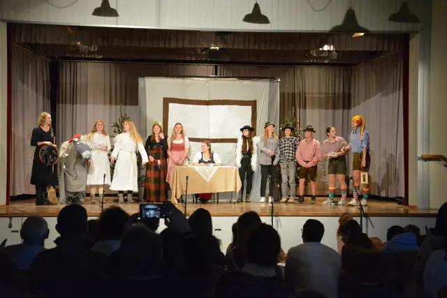 Am Ende freuten sich alle auf ein gemeinsames, fröhliches Weihnachtsfest bei der Großmutter – und das Publikum belohnte die jungen Schauspielerinnen und Schauspieler mit viel Applaus. | Foto: OMK Elixhausen
