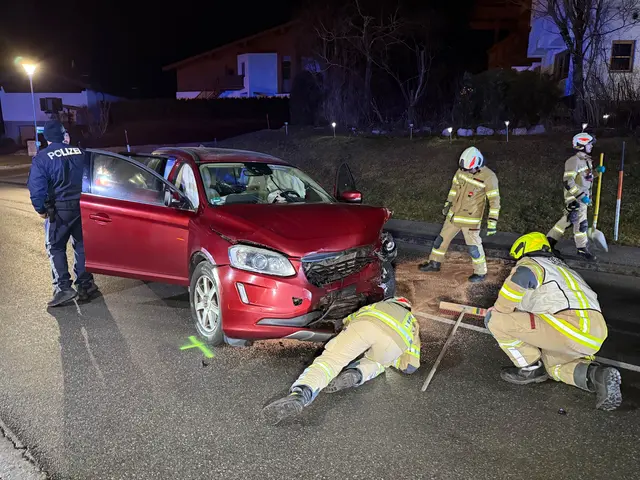 Drei Verkehrsunfälle auf Tirols Straßen: Einsatzkräfte waren in Achenkirch, Thaur und Hausern im Einsatz. | Foto: zoom.tirol