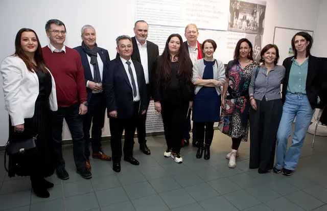 Stadträtin Manuela Horvath (Romapastoral), Herwig Wallner (Obmann VHS-Roma), Vizebürgermeister Michael Leitgeb, Emmerich Gärtner-Horvath (Obmann Roma-Service), Landeshauptmann Hans Peter Doskozil, Tina Nardai, Horst Horvath, Cornelia Kogoj (Initiative Minderheiten), OHO-Geschäftsführerin Nora Demattio und Mitwirkende der Ausstellung  | Foto: Landesmedienservice/Fenz