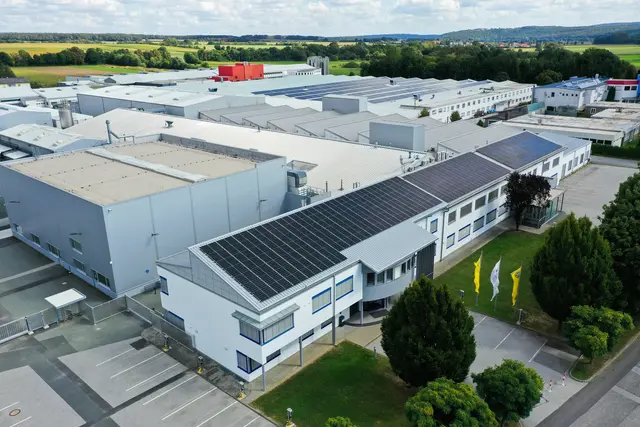 In mehreren Etappen will FORVIA HELLA in Großpetersdorf rund 225 Mitarbeiterinnen und Mitarbeiter abbauen. | Foto:  FORVIA HELLA