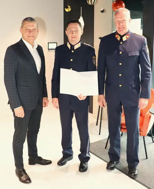 v.l.: Landespolizeidirektor Helmut Tomac, der neue Leiter des Referates Verkehrsangelegenheiten Philipp Hirtenfelder und der Bezirkspolizeikommandant des Bezirkes Innsbruck Land Gerhard Niederwieser. | Foto: LPD Tirol