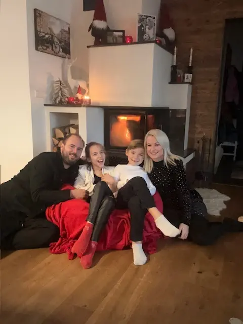 Lara und ihre Familie wünschen frohe Weihnachten. Und die kleine Dame sagt schon jetzt "DANKE" an all jene, die für sie nicht nur ihr Herz, sondern auch das Spendenbörsel öffnen. | Foto: Wagner