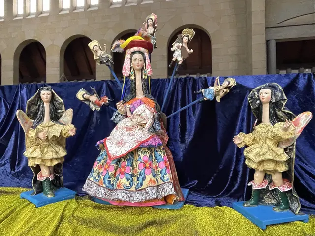 Bunt und mit langen Hälsen präsentiert sich diese Krippe aus Peru. | Foto: sm