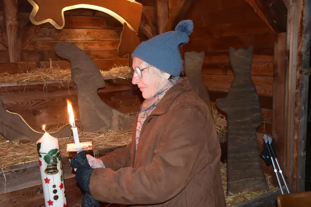 Die Friedenskerze wurde von Karoline Loibner entzündet | Foto: MeinBezirk/Josef Strohmeier