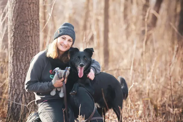 Victoria Telloglo mit ihrem "Blacky" hat die besten Tipps, um Hunde gesund durch die Weihnachtszeit zu bringen. | Foto: ÖTv/Bea Romstorfer