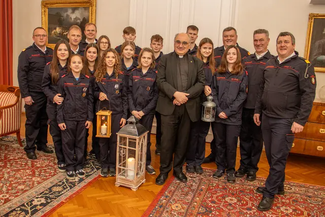 Die beiden Feuerwehrjugendgruppen des Abschnitts Weiz sowie der FF Puch bei Weiz bei Bischof Wilhelm Krautwaschl | Foto: BI d.V. Stefan Reisinger