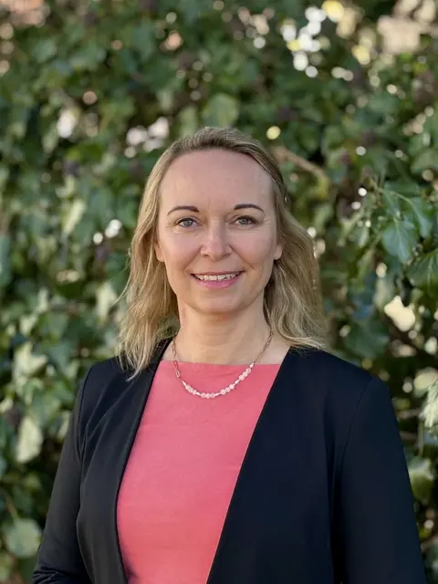 Olivia Kaiser hat Sportwissenschaft studiert. Sie ist Vizebürgermeisterin der Marktgemeinde Großpetersdorf, leitet das Referat Familie im Amt der burgenländischen Landesregierung und das Renner Institut Südburgenland. Ehrenamtlich hat sie ein Eltern-Kind-Zentrum gegründet, ist Obmann-Stellvertreterin im Fussballverein und Mitglied der Freiwilligen Feuerwehr. Olivia Kaiser ist Mutter eines Sohnes. | Foto: Angelina Kaiser