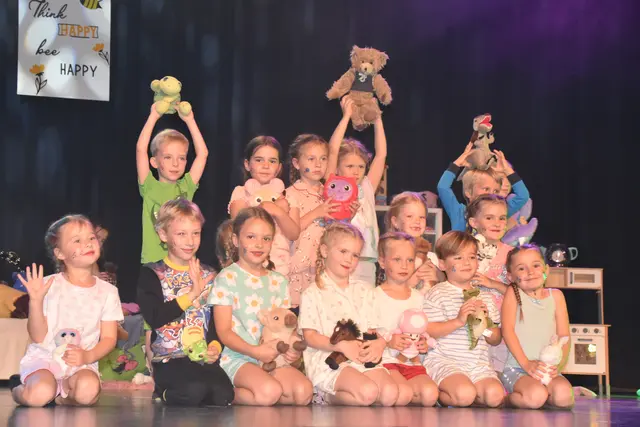 Die Nachwuchstänzerinnen und Nachwuchstänzer von "dance2gether" machten eine große Show. | Foto: Michael Strini