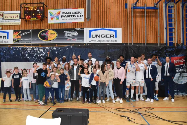 Die MeinBezirk-VIP Gewinner bekamen nach dem Sieg ein Foto mit den Spielern. | Foto: Michael Strini