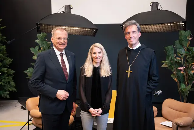Moderatorin Nina Mayr mit Abt Bernhard Eckerstorfer und Landeshauptmann Thomas Stelzer.
 | Foto: OÖVP