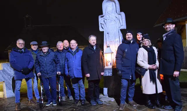 ÖKB Vorstand und Ehrengäste vor dem entzündeten Friedenslicht | Foto: MeinBezirk/Josef Strohmeier