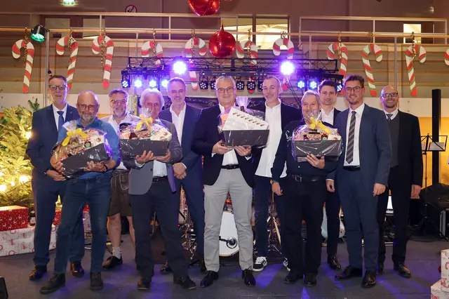 Im festlichen Rahmen der Weihnachtsfeier wurden  MitarbeiterInnen der Marktgemeinde Telfs vor den Vorhang geholt. | Foto: MG Telfs/Hackl