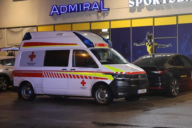 Die verletzte Person wurde aus ihrer unglücklichen Lage befreit und von der Rettung zur weiteren Versorgung ins Krankenhaus gebracht. | Foto: laumat.at/Matthias Lauber