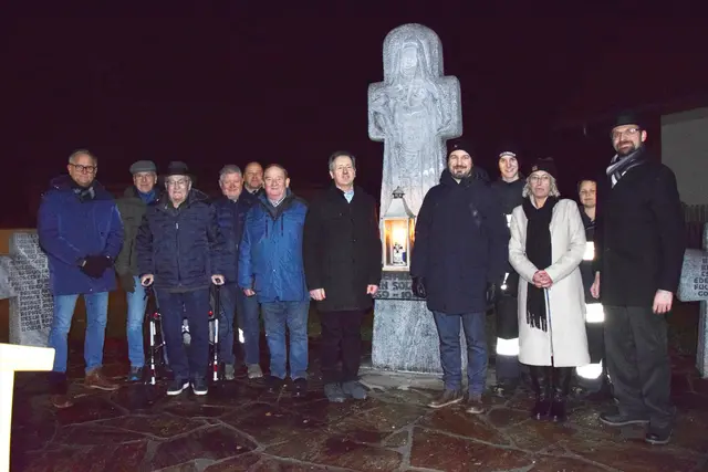 ÖKB Vorstand und Ehrengäste vor dem entzündeten Friedenslicht | Foto: MeinBezirk/Josef Strohmeier