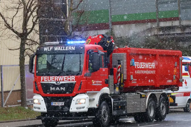 Derzeit stehen Einsatzkräfte von sechs Feuerwehren im Einsatz, um den Brand unter Kontrolle zu bringen.  | Foto: laumat.at/Matthias Lauber