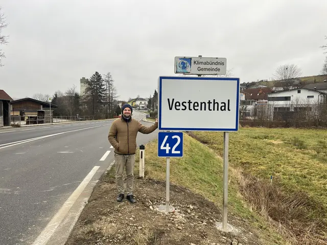 Bürgermeister Michael Strasser vor der verlegten Ortstafel in Vestenthal. | Foto: Gde. Haidershofen