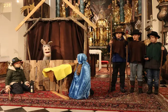 Die Hirten waren stolz, als erste beim neugeborenen Kind zu sein | Foto: Gerhard Langmann