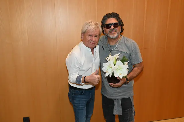 Deutschlands Schlagerlegende G.G. Anderson mit dem Diego Maradona-Double Abi Atici 

  | Foto: SUE