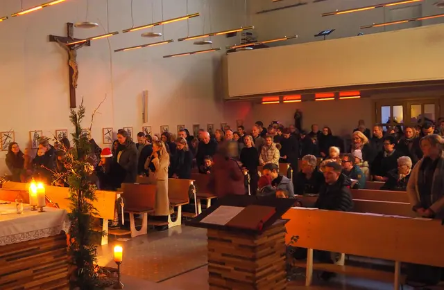 3 Strophen Stille Nacht, heilge Nacht, gesungen von der Pfarrgemeinde bei Kerzenlicht