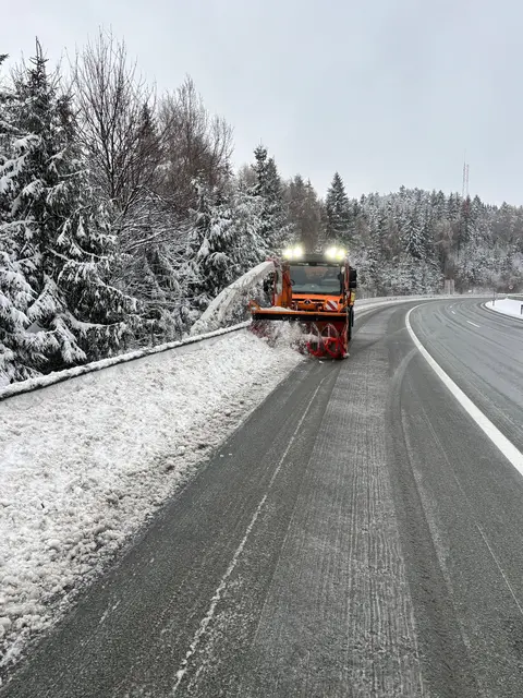 Die Schneefräse räumte den Pannenstreifen vom Schnee frei. | Foto: Asfinag