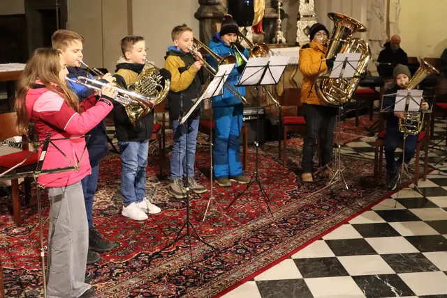 Die Blechmusiker nahmen den Altarraum für sich in Anspruch | Foto: Gerhard Langmann