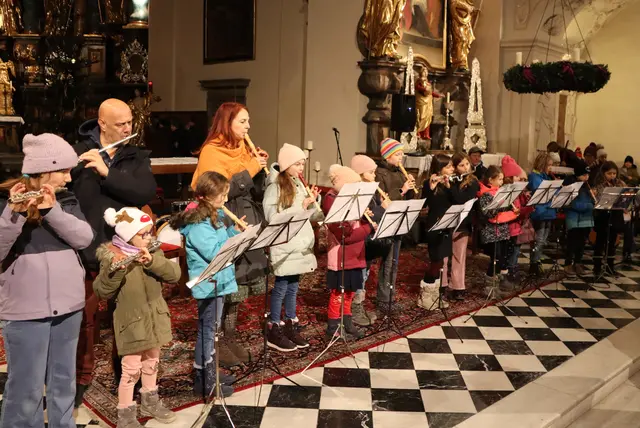 Bei diesem Andrang scheint der Altarraum zu eng | Foto: Gerhard Langmann