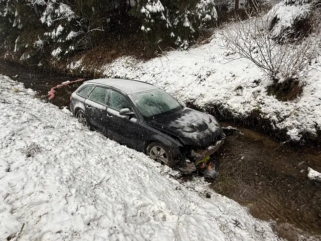 Ein Fahrzeug kam von der Straße ab und landete im Bachbett. | Foto: FF Voitsberg