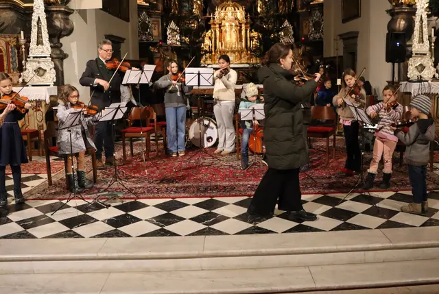 Auch erwachsene Musikschüler machten beim Konzert mit | Foto: Gerhard Langmann