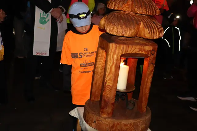 Moritz entzündete das Friedenslicht in der geschnitzten Holzlaterne | Foto: Gerhard Langmann