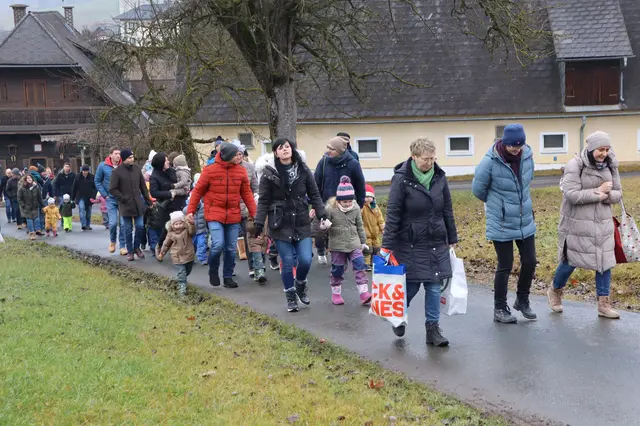 Der Pulk marschiert los in Richtung Wald | Foto: Gerhard Langmann