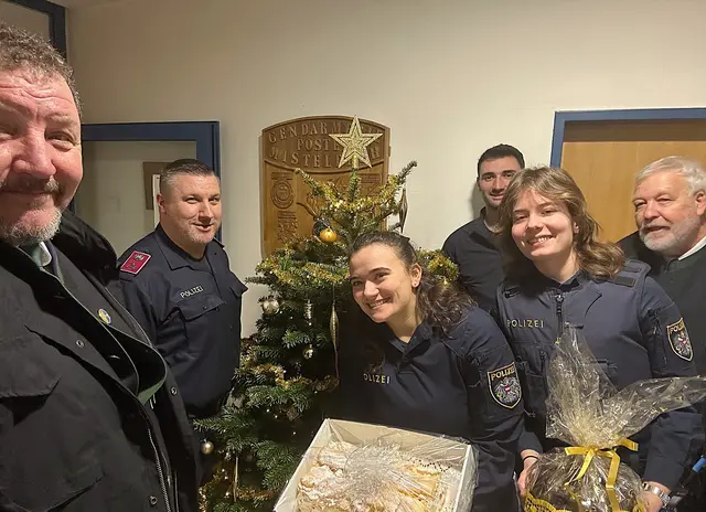 Josef Kohzina und Herbert Ofenauer vom ÖKB mit der Besatzung der Polizeiinspektion Mistelbach am 24. Dezember.
 | Foto: ÖKB