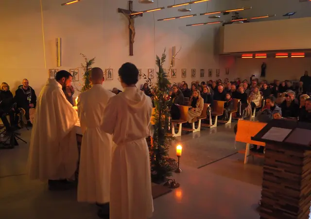 3 Strophen Stille Nacht, heilge Nacht, gesungen von der Pfarrgemeinde bei Kerzenlicht