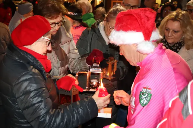 Ein Weihnachtsmann im Sauzipf-Look verteilt das Friedenslicht | Foto: Gerhard Langmann