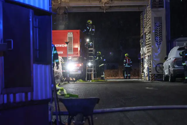 Nur für kurze Zeit kehrte nach dem ersten Einsatzende am Gelände einer Mälzerei Ruhe ein. Nach etwas mehr als einer halben Stunde wurden die Einsatzkräfte erneut zum Brand bei einem Silo alarmiert.  | Foto: laumat/Matthias Lauber