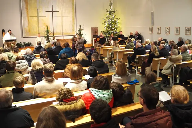 Die gut besuchte Kirche der Flugfelder Pfarrgemeinde St.Anton