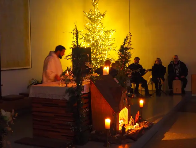 3 Strophen Stille Nacht, heilge Nacht, gesungen von der Pfarrgemeinde bei Kerzenlicht