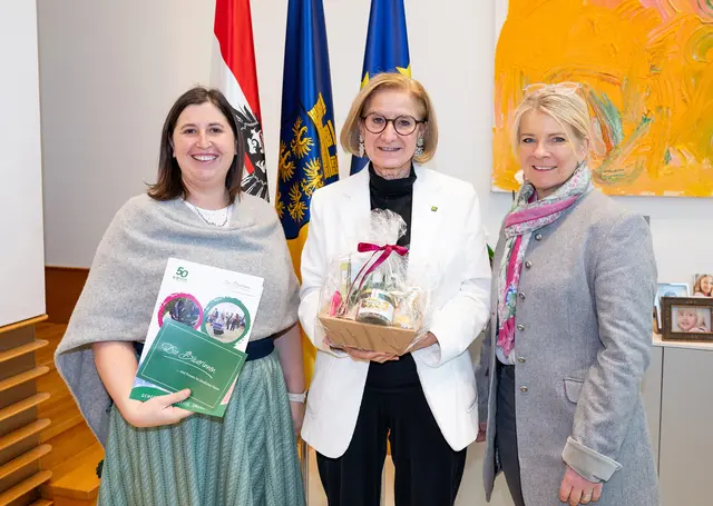 Landeshauptfrau Johanna Mikl-Leitner mit Landesbäuerin NÖ Irene Neumann-Hartberger (r.) und Christine Habertheuer, Geschäftsführerin des Landesvereins | Foto: NLK Burchhart