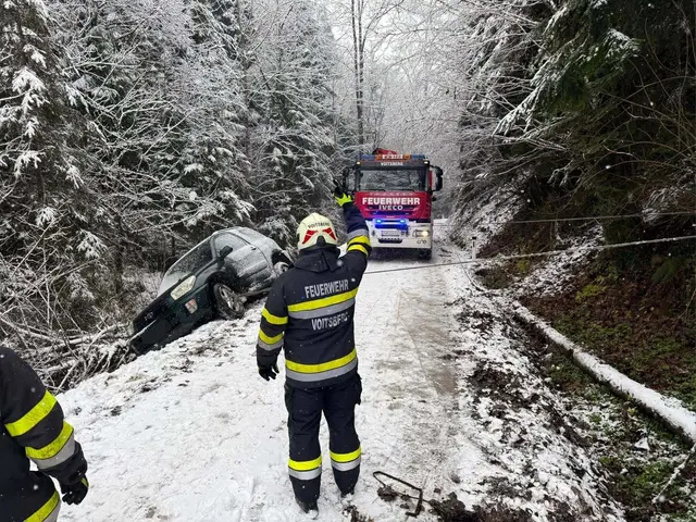 Die FF Voitsberg musste gleich Fahrzeuge bergen, die von der Fahrbahn abgekommen waren. | Foto: FF Voitsberg