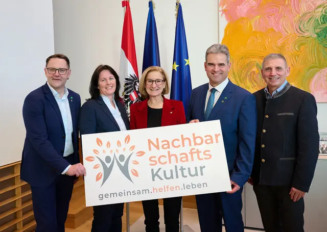Bürgermeister Christian Seper, Projektleiterin Doris Maurer, Landeshauptfrau Johanna Mikl-Leitner, Bürgermeister Günter Schalko und Bürgermeister Günther Kröpfl (v.l.) | Foto: NLK Pfeiffer