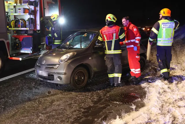 Die vier Personen wurden vom Rettungsdienst versorgt, allesamt haben den Crash offensichtlich zum Glück ohne schwerere Verletzungen überstanden. | Foto: laumat/Matthias Lauber