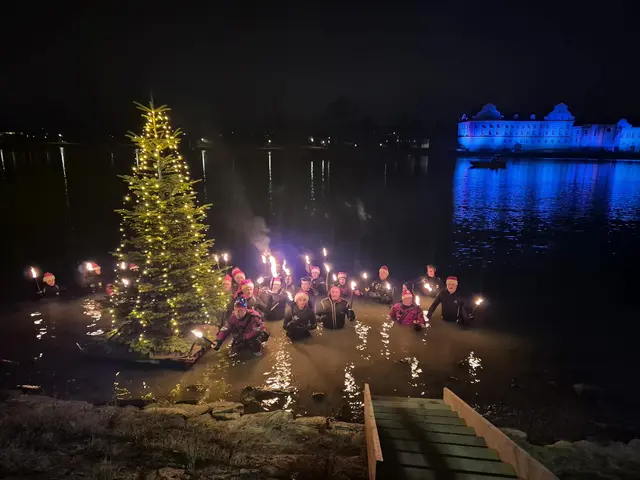 Insgesamt wagten sich 26 Schwimmerinnen und Schwimmer ins eiskalte Wasser. | Foto: FF Schärding