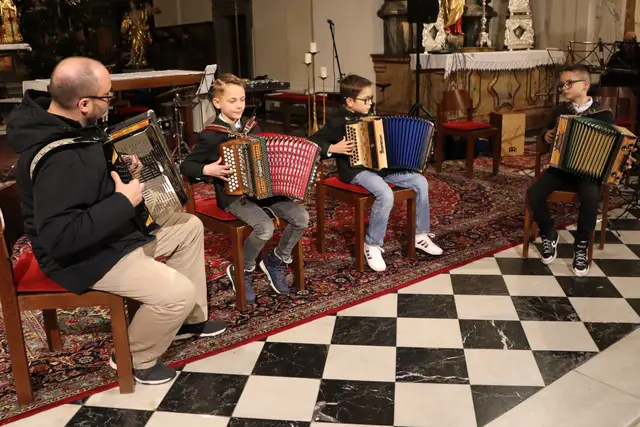 Dieses Schüler-Trio war mit "Stille Nacht" schon nah an Weihnachten dran | Foto: Gerhard Langmann