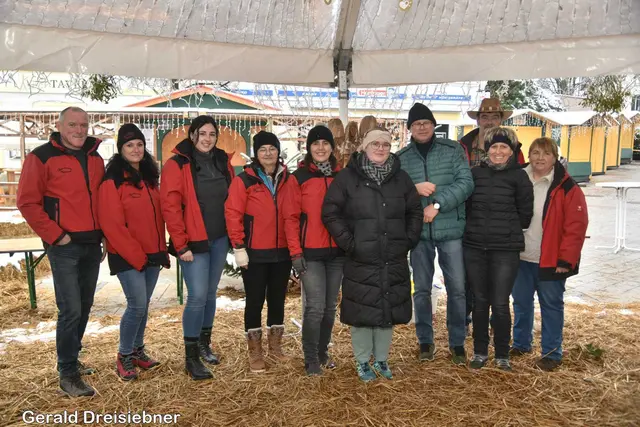 Ein Teil des Teams beim Lichterzelt.  | Foto: Gerald Dreisiebner