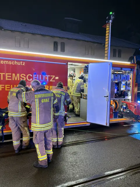 28 Mann der Grazer Berufsfeuerwehr kämpften gegen den Brand. | Foto: Berufsfeuerwehr Graz