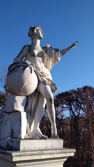"Da geht's zum Weihnachtsdorf", scheint diese Statue im Belvederegarten zu sagen. | Foto: Mathias Kautzky/MeinBezirk
