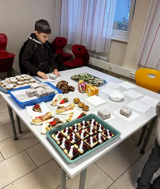 Alle packen an: Mit dem Schüler-Buffet wurde die Wienfahrt zusätzlich unterstützt. | Foto: Bemetz